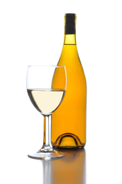 Bottiglia di vino e bicchiere su bianco — Foto Stock