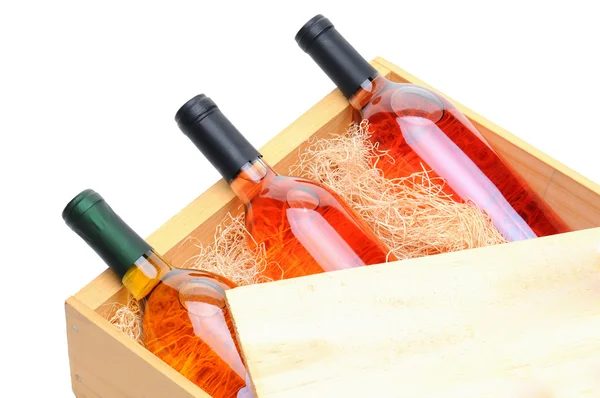 木製の木枠に白ワインのボトル — ストック写真
