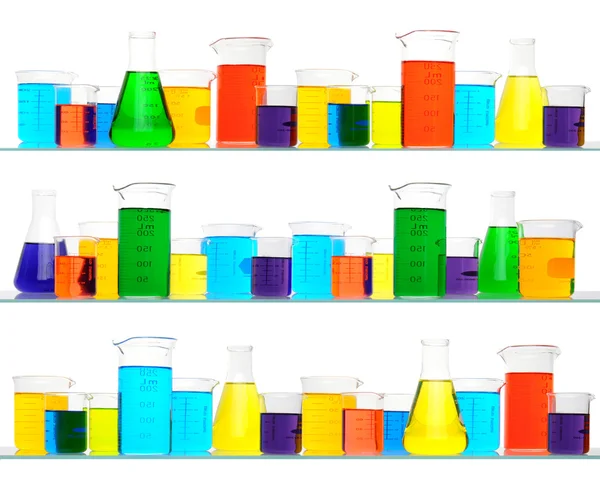 Laboratorieartiklar av glas på tre hyllor — Stockfoto