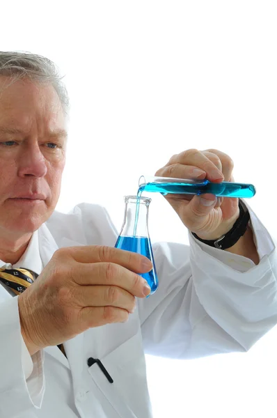 Cientista com tubo de ensaio e copo — Fotografia de Stock