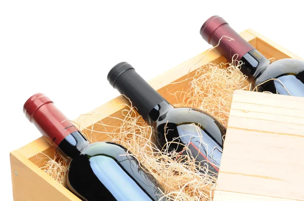 Garrafas de vinho em caixa de madeira — Fotografia de Stock