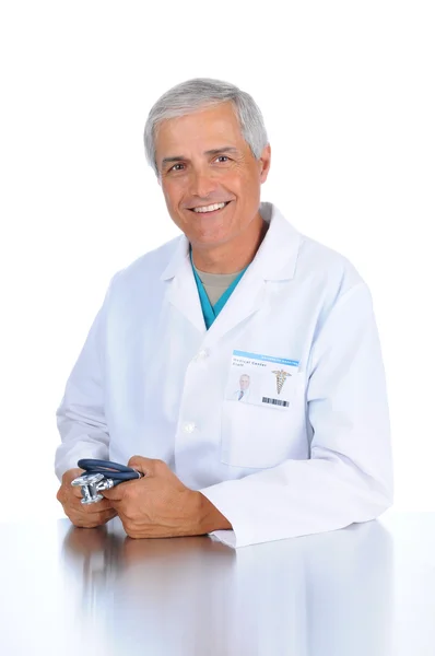 Сидящий доктор со стетоскопом — стоковое фото