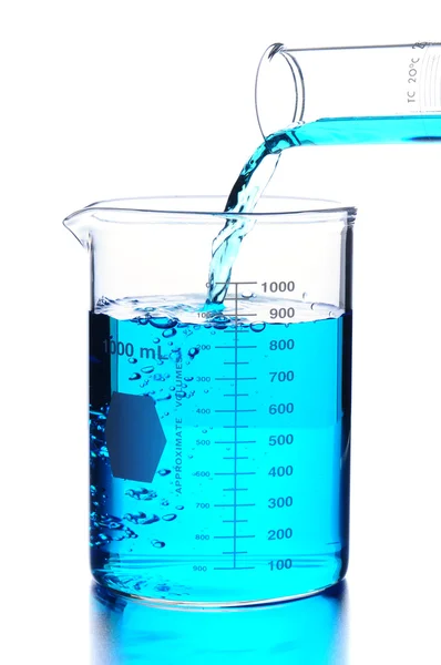Laboratuar deney dökülen sıvı — Stok fotoğraf