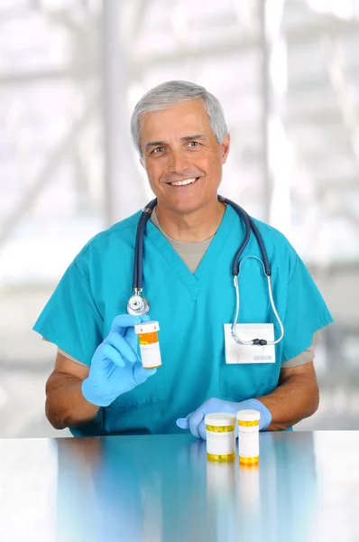 Läkare med receptbelagd medicin i klinik — Stockfoto