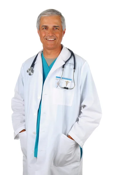 Середнім віком від лікаря з руки в кишені лабораторний халат — стокове фото