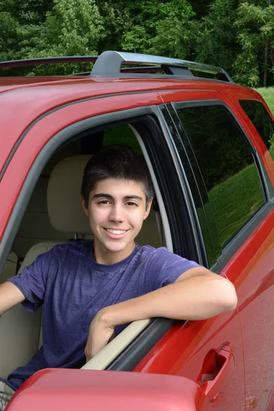 Nieuwe tienerbestuurder zit in zijn nieuwe auto — Stockfoto