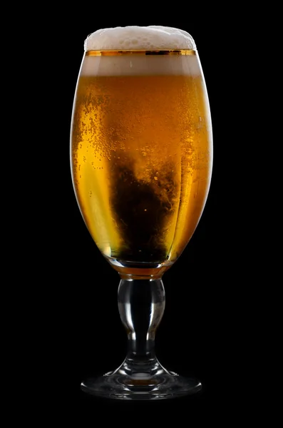 Пиво в стекло на черном — стоковое фото