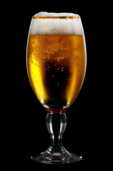 Cerveja em vidro em um preto — Fotografia de Stock