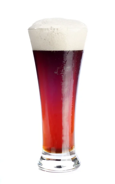 Sklo s pivem na bílém pozadí — Stock fotografie