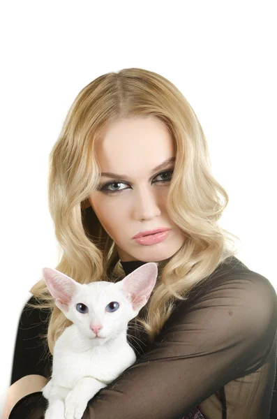 Женщина с восточным короткометражным котом — стоковое фото