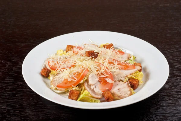 Salat mit geräuchertem Lachsfilet — Stockfoto