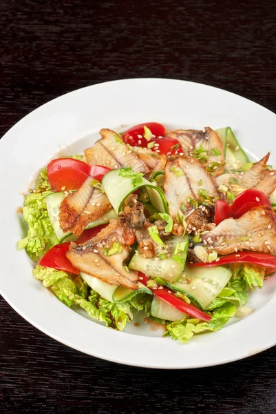 Füme yılan balığı salatası — Stok fotoğraf