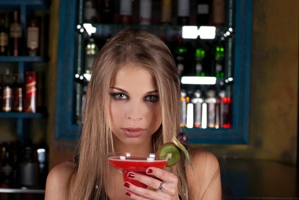Meisje met cocktail — Stockfoto