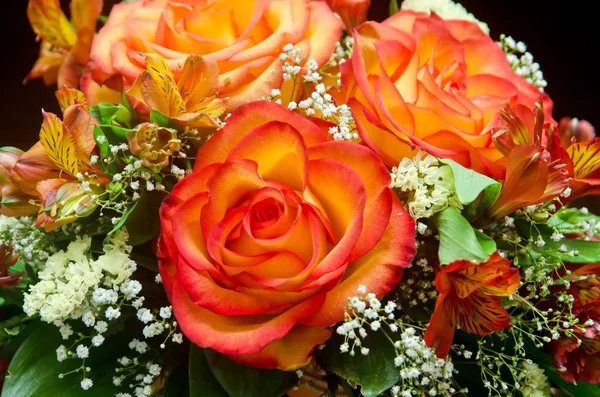 Orangen Rosen Blumenstrauß — Stockfoto