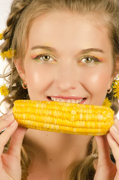 Mulher comendo espiga de milho — Fotografia de Stock
