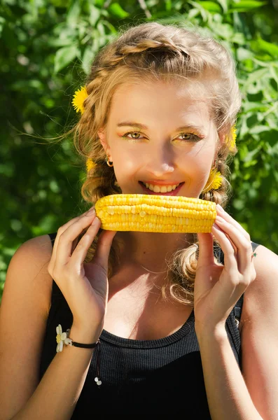 Mujer comiendo mazorca de maíz —  Fotos de Stock