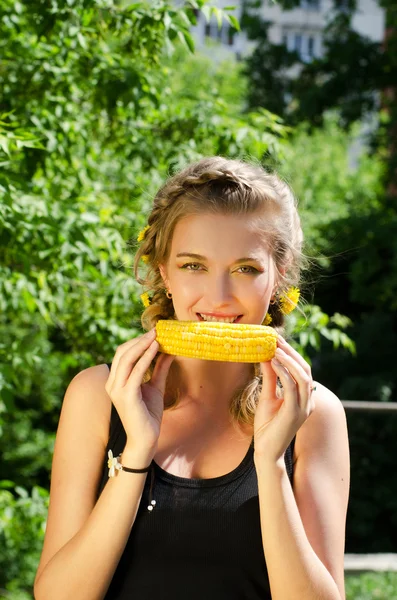 Femme mangeant du maïs en épi — Photo