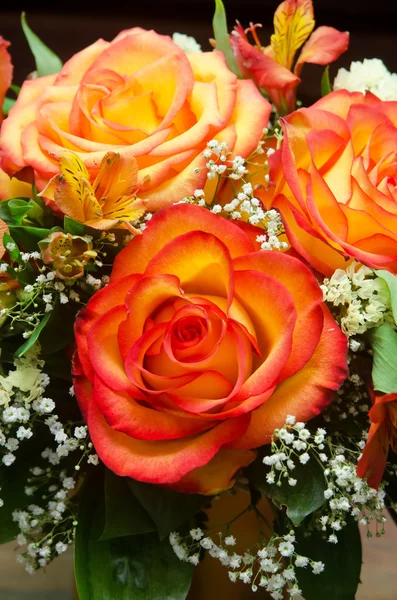 Πορτοκαλί τριαντάφυλλα σε μπουκέτο λουλουδιών — Φωτογραφία Αρχείου