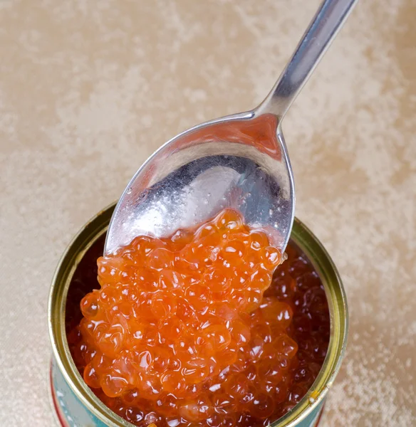 Caviar vermelho de salmão em lata — Fotografia de Stock