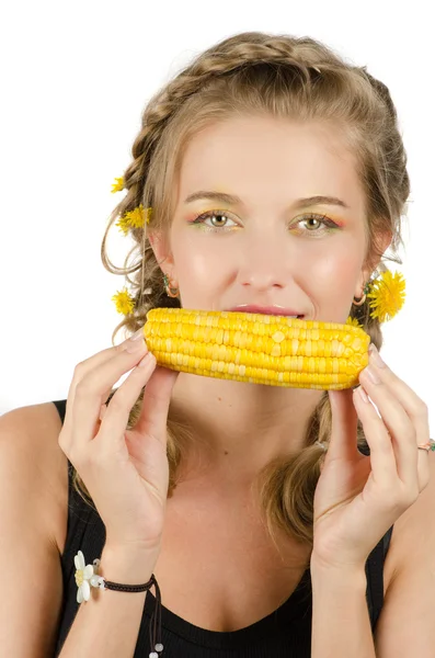 Maissintähkää syövä nainen — kuvapankkivalokuva