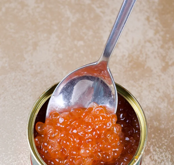 Caviar rojo salmón enlatado —  Fotos de Stock