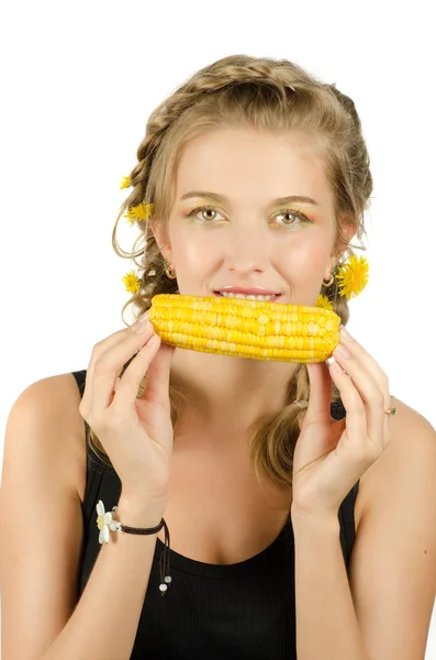 トウモロコシの穂軸を食べる女性 — ストック写真