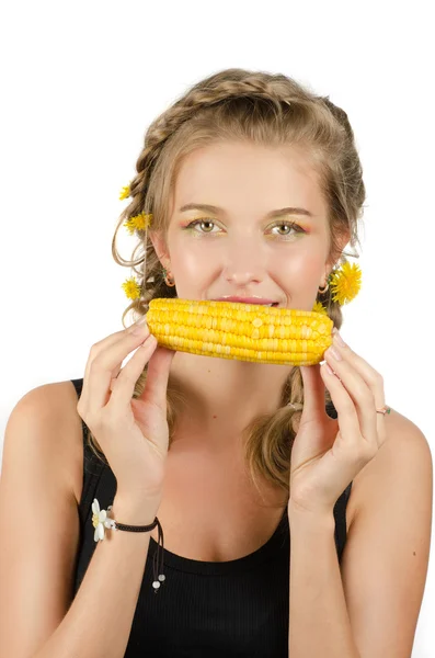 Vrouw eten maïskolf — Stockfoto
