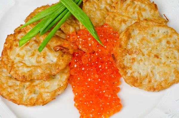 Pancake dengan kaviar merah — Stok Foto