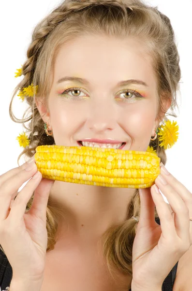 Женщина ест кукурузный початок — стоковое фото
