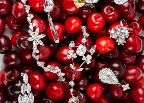 Juwelen op kersen — Stockfoto