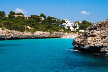 Cala romantica koyu ve plajı ile deniz Mayorka,