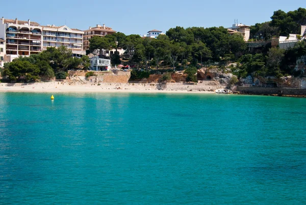 Porto Cristo resort cidade, hotéis e praia, Maiorca, Espanha — Fotografia de Stock