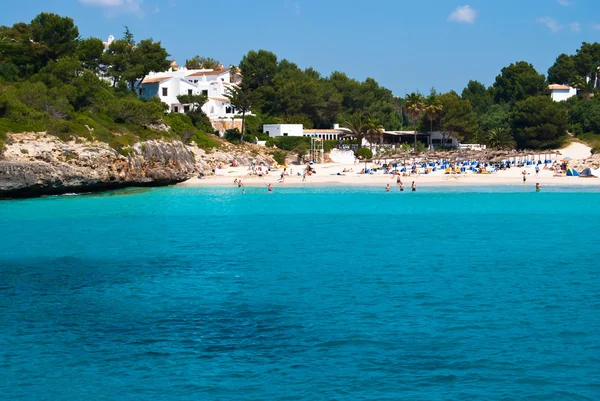 Tursquoise water van de Middellandse Zee op het strand van cala romantica, m — Stockfoto
