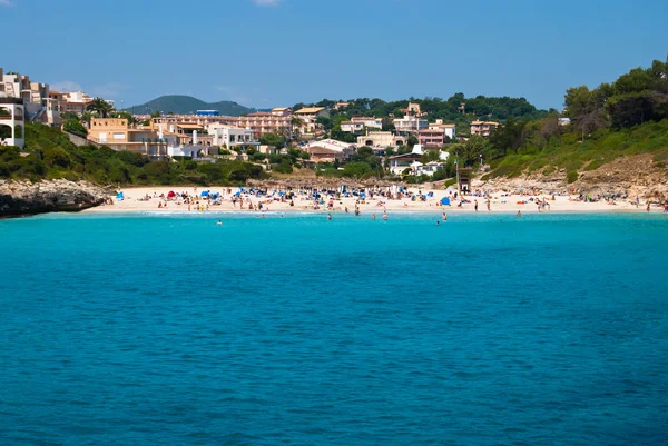 Cala romantica város és a strand a Földközi-tenger, Mallorca, — Stock Fotó