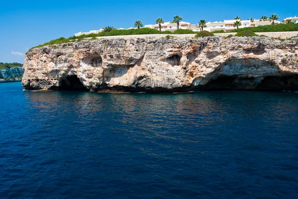 Cala romantica grotto és szállodák, Mallorca, Spanyolország — Stock Fotó