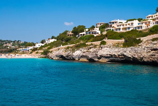 Hotéis e a praia - vista para Cala Romantica resort, Maiorca, S — Fotografia de Stock
