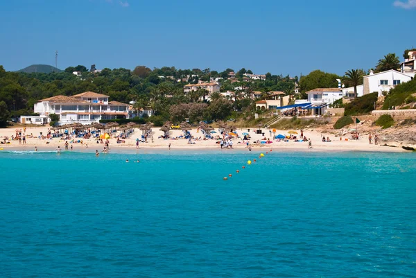 Entspannen Sie sich am öffentlichen Strand von Cala Romantica, Mallorca, Spanien — Stockfoto