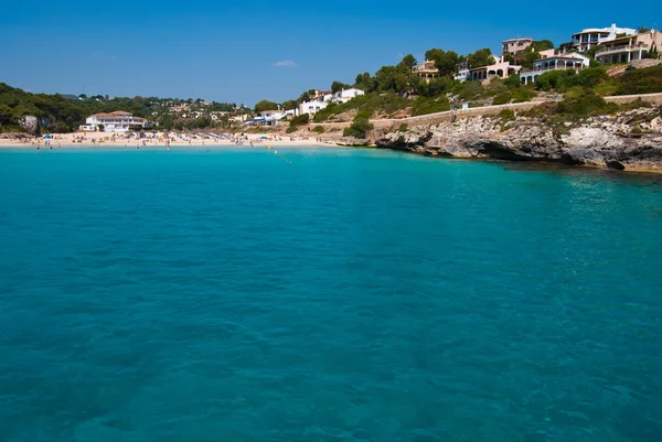 Sauberes Wasser des Mittelmeeres und Cala Romantica Luxus-Hotel — Stockfoto