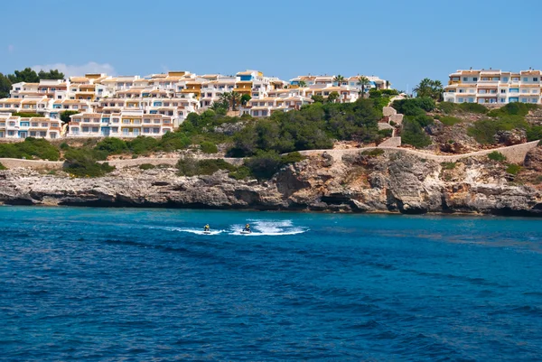 Lovaglás vízi szkuterek (robogók): cala romantica bay, Mallorca, spa — Stock Fotó