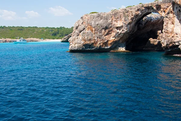 Natuurlijke boog en recreatieve boot op cala antena, Mallorca, spai — Stockfoto