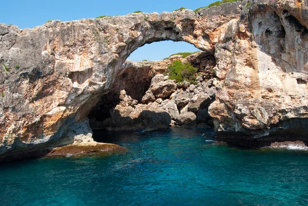 Arco natural y gruta en Cala Antena, Mallorca, España — Foto de Stock