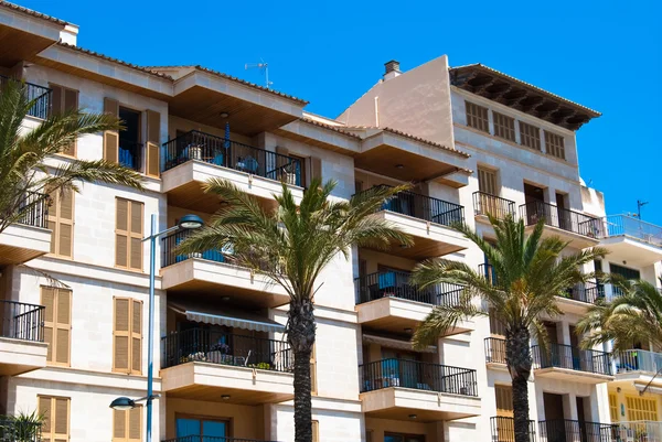 Porto Cristo Hotel und die Palmen, Mallorca, Spanien — Stockfoto
