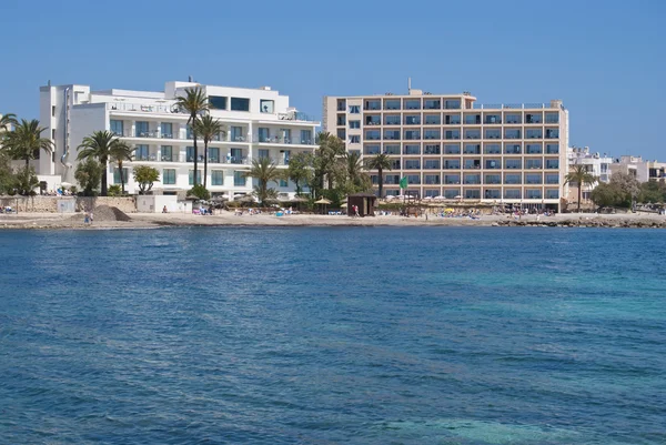 Hotéis na praia do Mar Mediterrâneo, Maiorca, Espanha — Fotografia de Stock