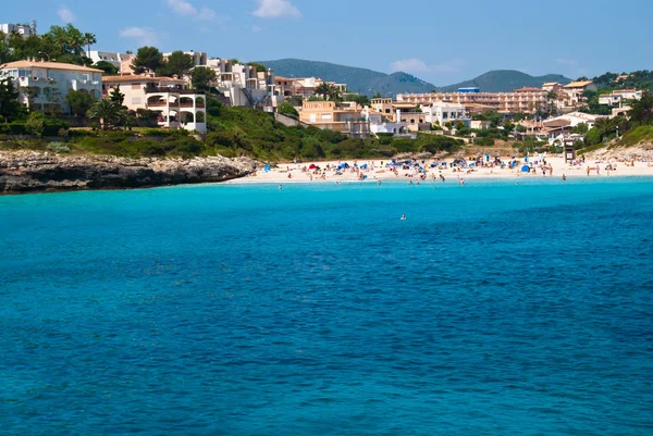 Cala romantica wybrzeża, Hotele i plaży, Majorka, Hiszpania — Zdjęcie stockowe
