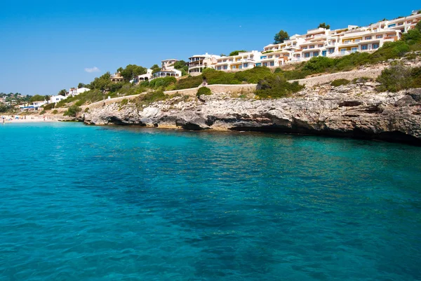Průhledné vody Středozemního moře a luxusní hotely v cal — Stock fotografie