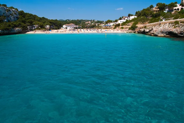 Türkizkék víz és a tengerparton, a cala romantica, Mallorca, Spanyolország — Stock Fotó