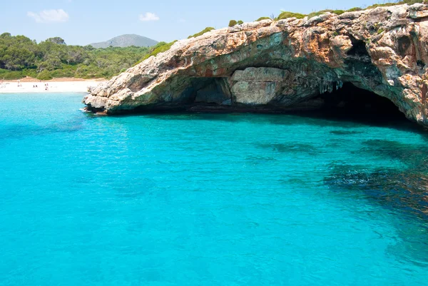 Strand des Mittelmeeres und die Grotte auf Mallorca, Spanien — Stockfoto