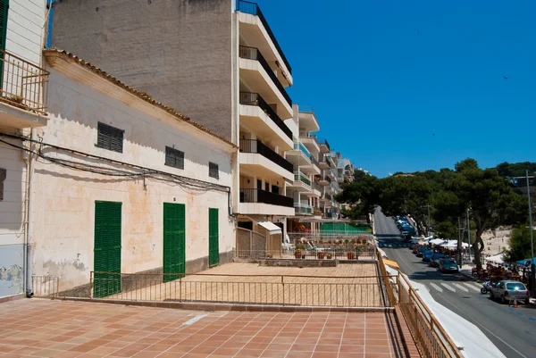 Puste terrases i ulicy porto Cristo, wyspa Majorka — Zdjęcie stockowe