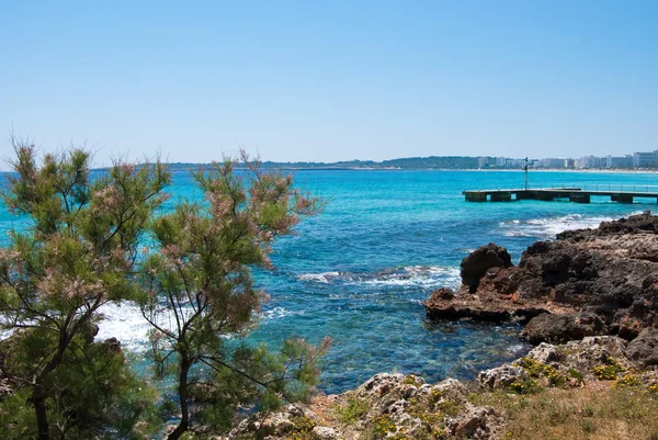 Rocky coast of Cala Bona and sunlit Mediterranean Sea, Majorca, — Stock Photo, Image