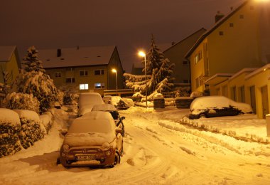 gece uzun pozlama üzerinde karlı sokak